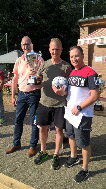 v. l. Bürgermeister Franz mit FSG-Kapitän Gabriel Kleemann und Oliver Keul vom VfR